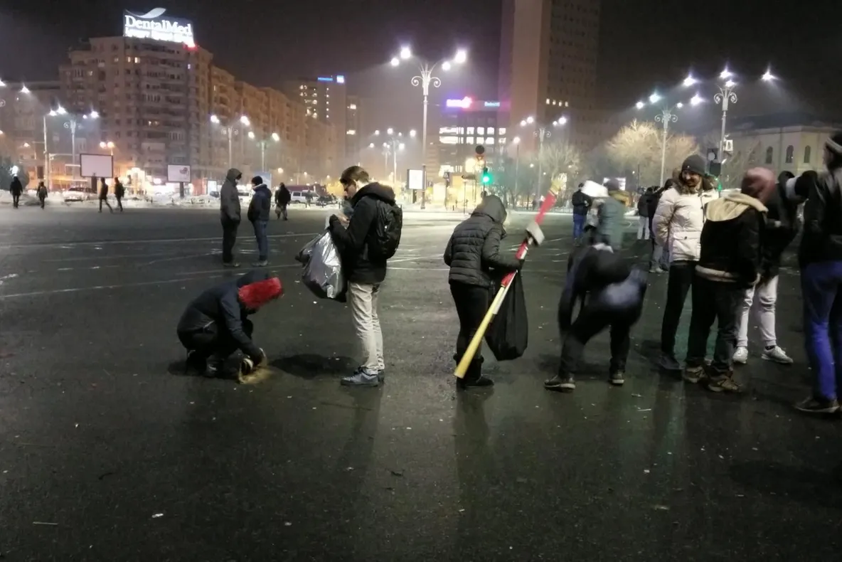 Protestul din Piaţa Victoriei se reaprinde. Câte persoane strigă împotriva Graţierii 