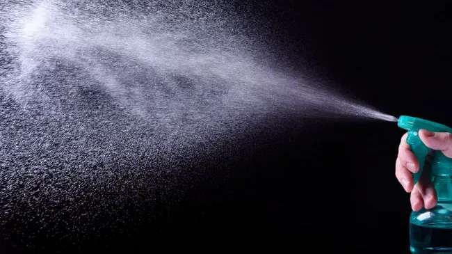 Spray-ul miraculos care înlocuiește fierul de călcat. Iată tot ce trebuie să faci