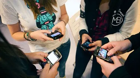 Telefoanele mobile, interzise în timpul orelor de curs. Anunţul făcut de preşedintele Boliviei