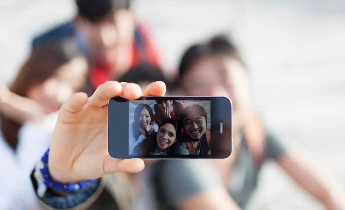 Selfie-ul, recunoscut OFICIAL drept o tulburare mintală în 3 situații! Află suferi de această boală 