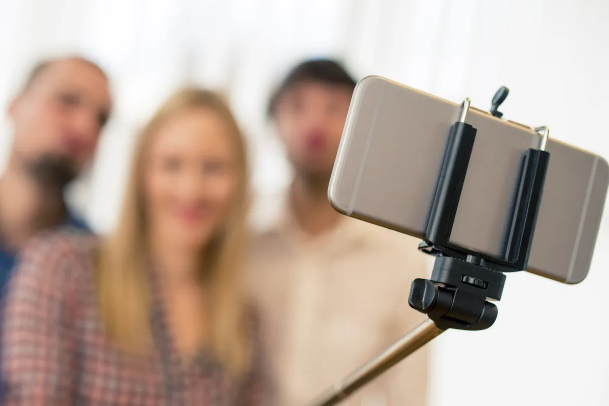 Îţi faci multe selfie-uri şi le pui pe Facebook? Iată ce spun psihiatrii despre tine