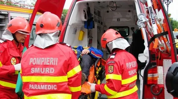 Explozie într-un bloc din Brașov. Două persoane cu arsuri, transportate la spital