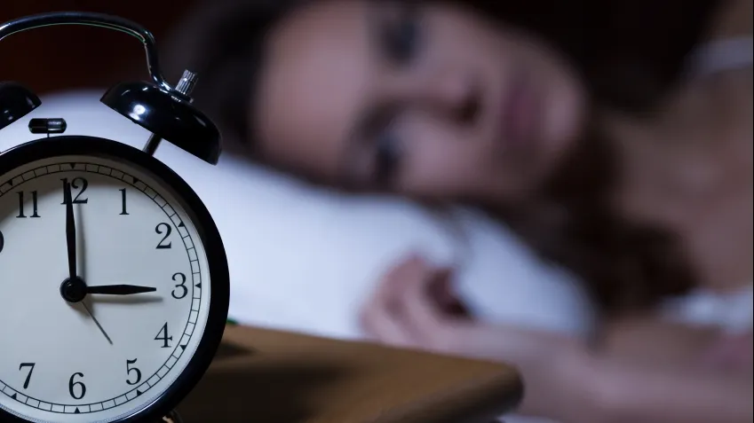 Te trezeşti la acelaşi interval orar în fiecare noapte? Uite ce afecțiuni poți avea!