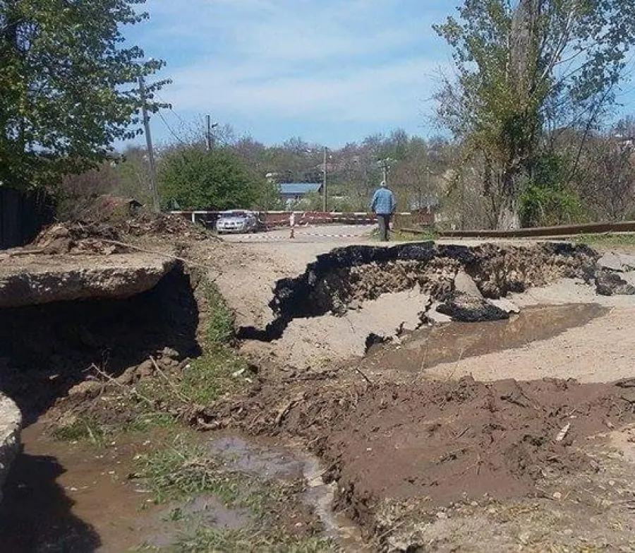 În doar 24 de ore, groapa din fundaţia drumului a ajuns la 60 de cm la aproape 2 metri. Explicaţia