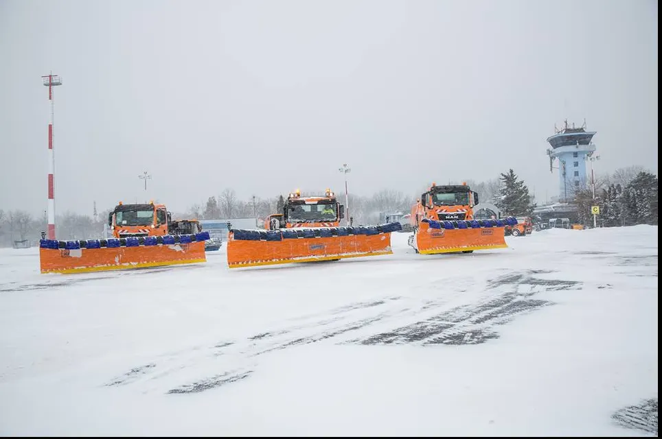 Sute de persoane sunt blocate pe Aeroportul Iași, din cauza curselor amânate