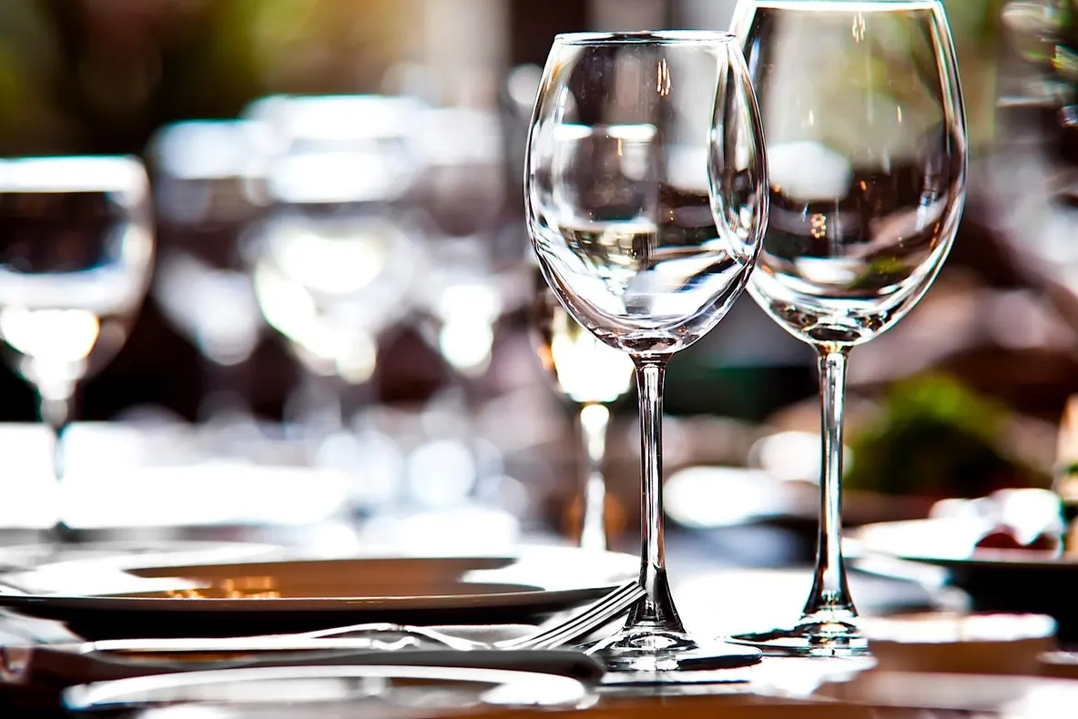 Ții sticla de vin pe masă? Este un obicei greșit. Iată de ce 