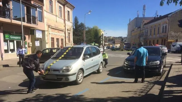 Mamă şi copil, accidentaţi pe zebră. Poliţiştilor nu le-a venit să creadă CINE e şoferul - VIDEO