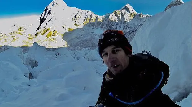 Motivul HALUCINANT pentru care acest om s-a ascuns într-o peșteră pe Everest