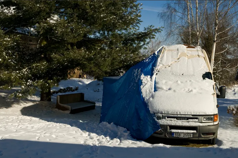 A găsit o dubă sub zăpezi. Şi-a amenajat casa în ea şi s-a mutat acolo