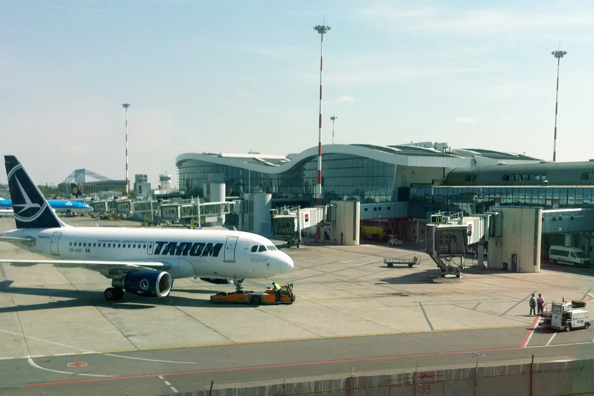 Controlorii de trafic aerian ai ROMATSA, în grevă de avertisment vineri. Mai multe zboruri afectate