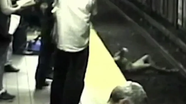 I s-a făcut cald și a căzut pe șinele de metrou. Imaginile sunt ȘOCANTE