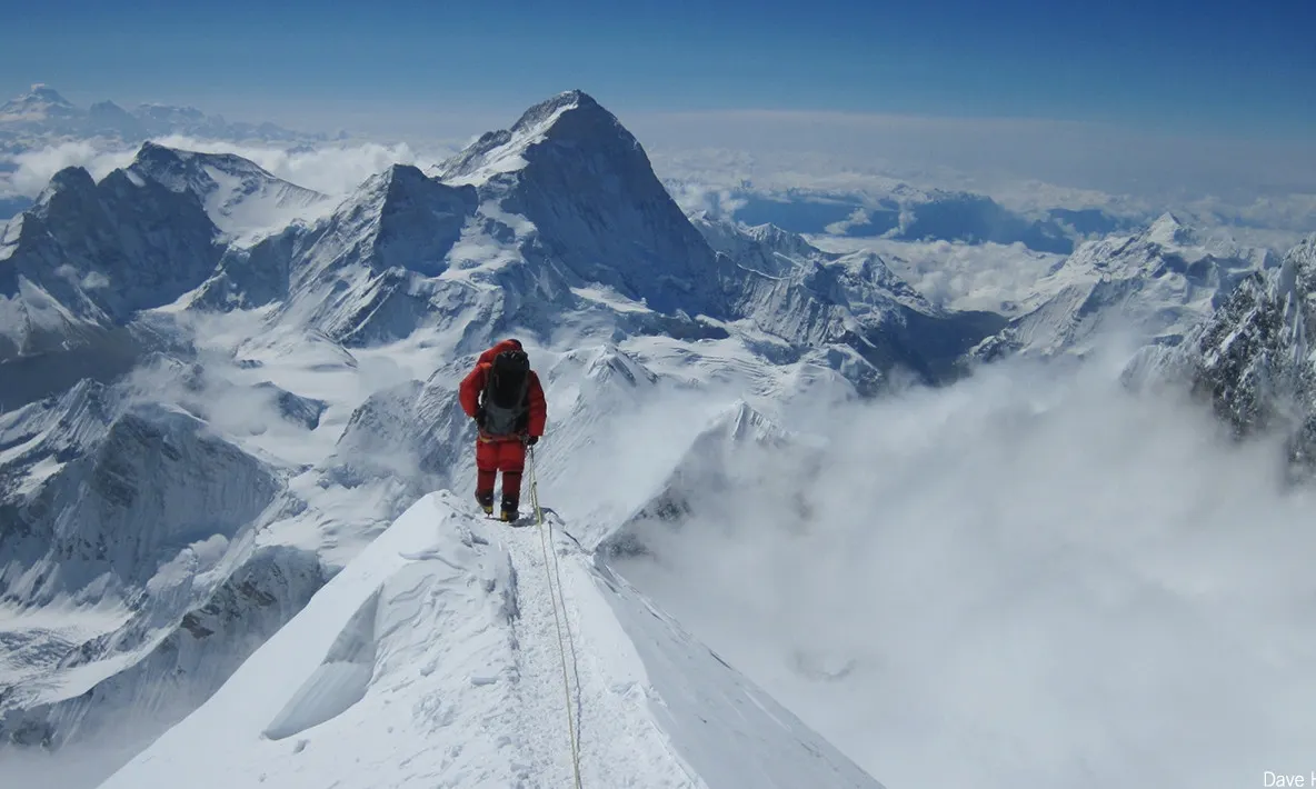 Alpinist amendat în Nepal pentru escaladarea Everestului fără autorizație
