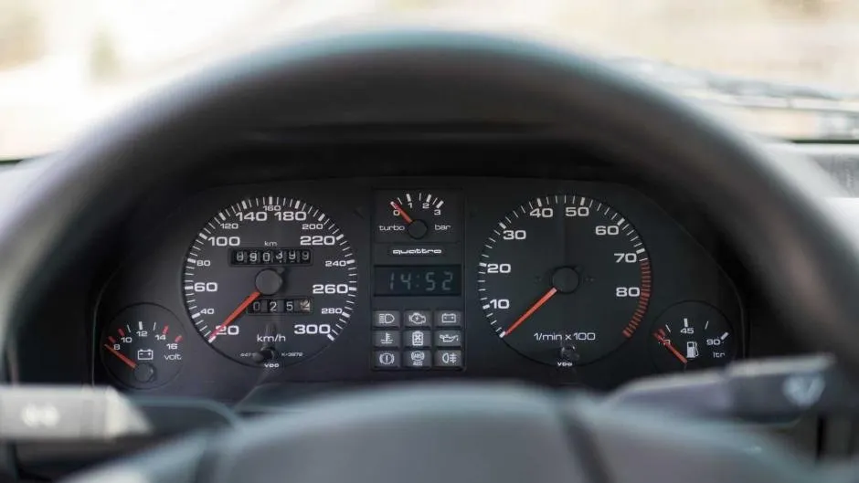 Au găsit într-un depozit un Audi din 1984, uitat acolo de 7 ani. S-au uitat în bord, ŞOC!