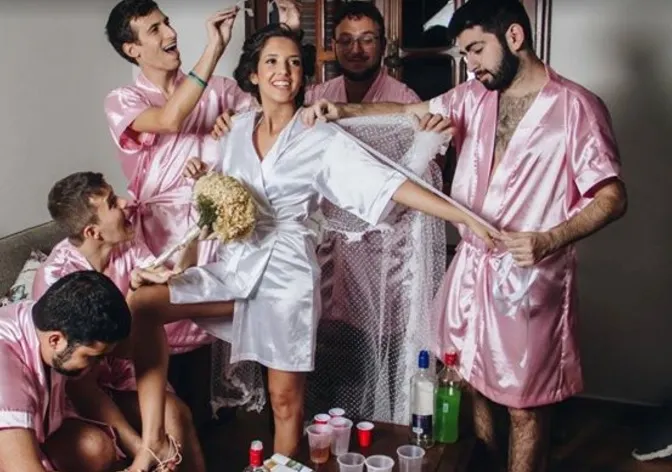 Cea mai CIUDATĂ nuntă. Mireasa a rugat 5 bărbaţi să-i fie domnişoare de onoare.Cum au imitat femeile