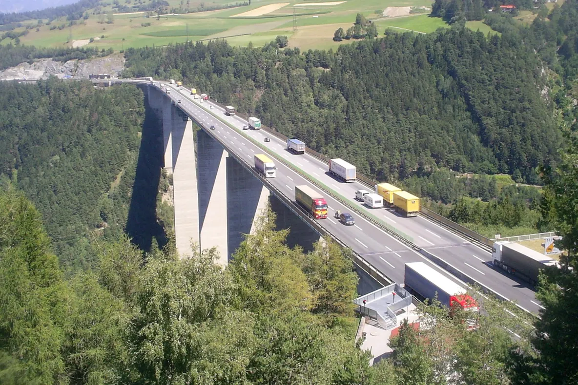 Opt români, răniţi într-un grav accident rutier, în Austria. În microbuz se aflau 18 români