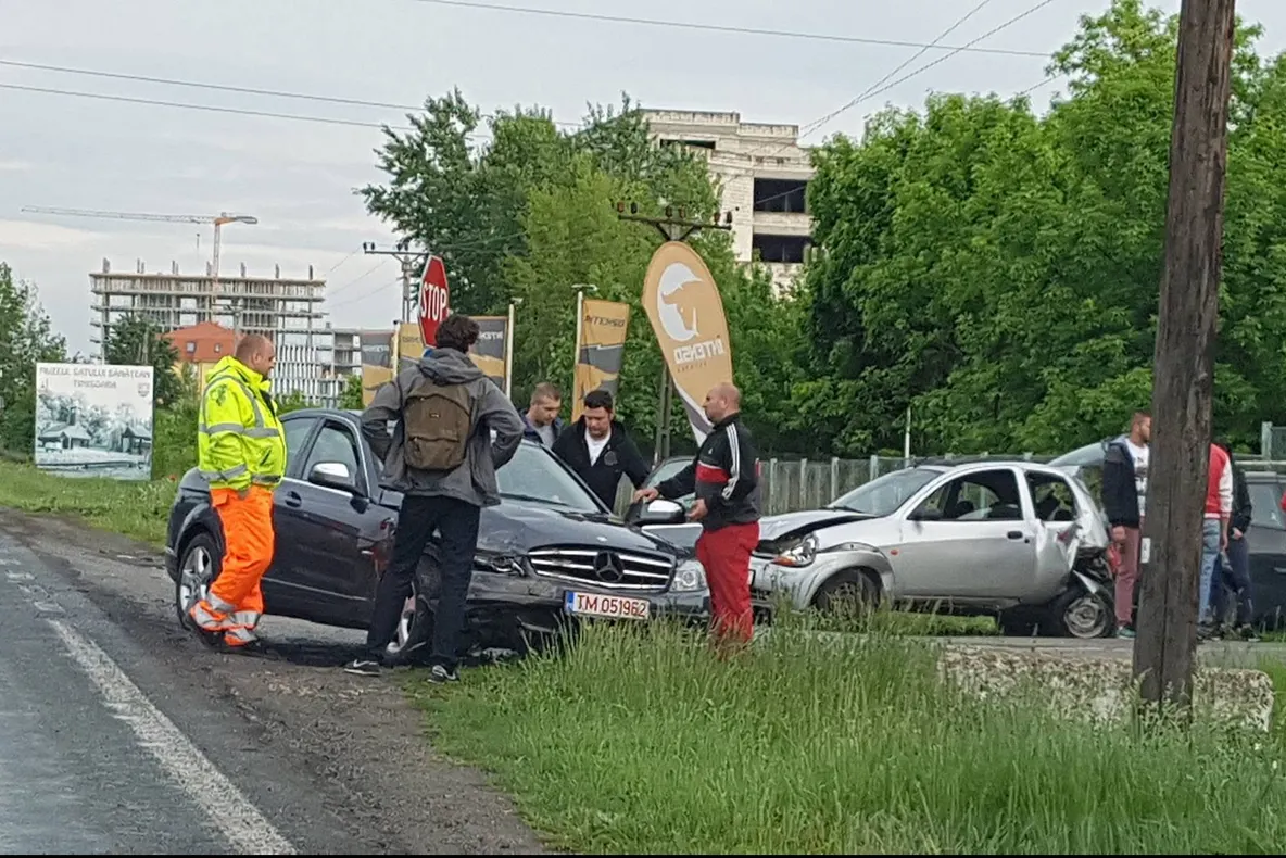 Cinci maşini, implicate într-un accident în Timişoara. Patru persoane, rănite