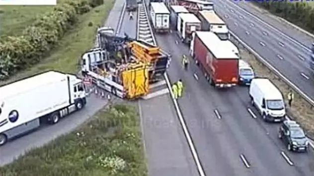 Accident înfiorător pe autostradă: 5 oameni au murit. Mașină zdrobită de un camion