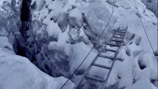 Un alpinist a fost găsit într-o peșteră pe muntele Everest. E incredibil ce făcea acolo