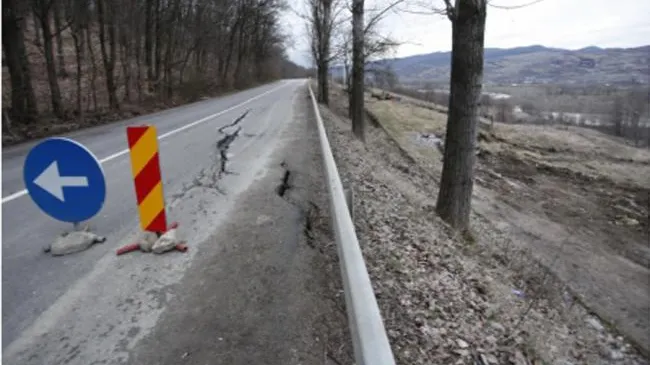 Alunecări de teren în Vaslui. Un drum judeţean s-a surpat