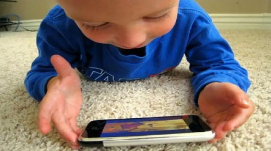 Şi-a lăsat copilul să se joace cu smartphone-ul. Medicii au fost şocaţi. Ce păţise micuţul