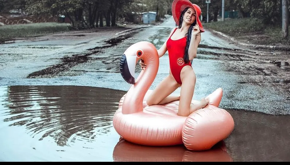 Cum protestează o rusoaică împotriva gropilor de pe carosabil? Şedinţa foto de care toţi râd!