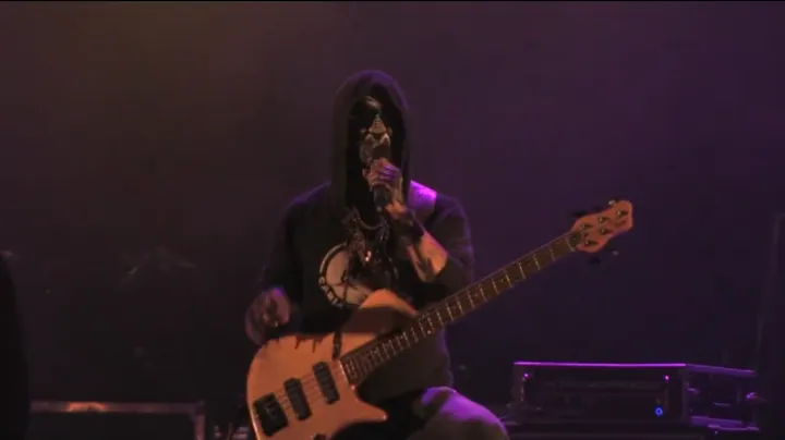 MOMENT INCREDIBIL la un concert în România! Basistul Carla's Dreams şi-a dezvăluit identitatea