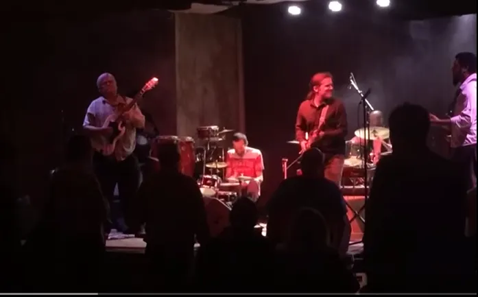 Un star rock a căzut pe scenă și nu s-a mai ridicat(VIDEO ȘOCANT)