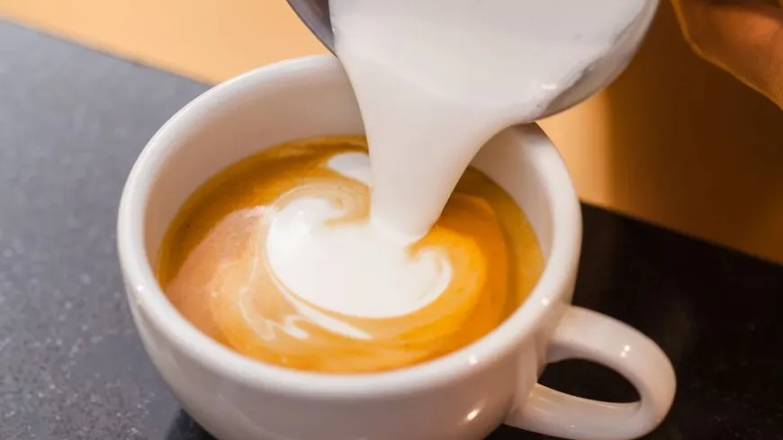 Iată de ce nu este bine să bei cafea şi lapte la micul dejun