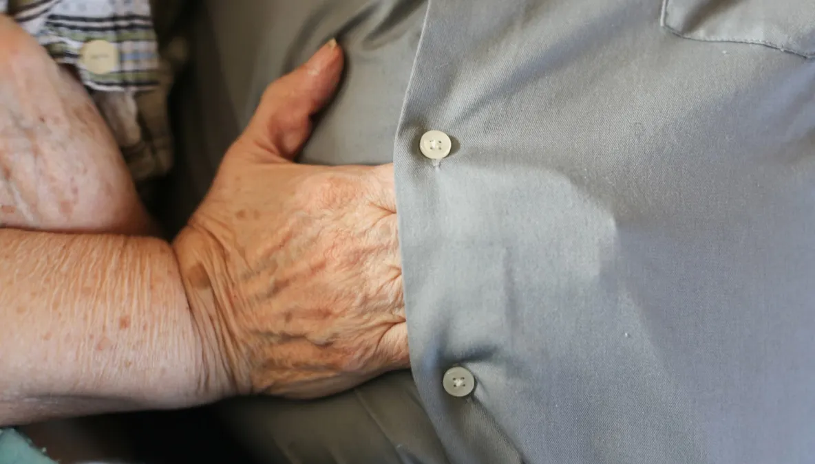 Soţia lui adormea de fiecare dată cu mâna în cămaşa lui. Cei care au aflat secretul, au plâns 