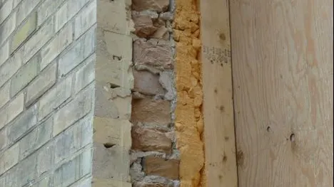 Și-a demolat casa veche. Între ziduri, a găsit o pisică. A încremenit când a văzut cum arată
