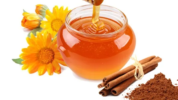 Consumă miere de albine cu scorţişoară în fiecare zi! Iată care sunt beneficiile