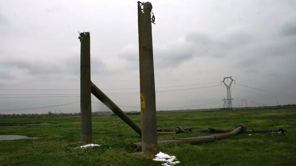 România, anul 2017. După 10 zile fără curent electric, 60 000 de oameni au în sfârşit lumină