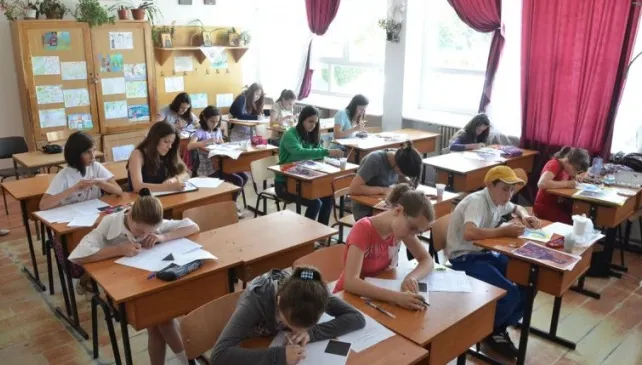 Imagini şocante într-o şcoală din Neamţ: Profesor, filmat în timp ce ameninţă şi agresează un elev