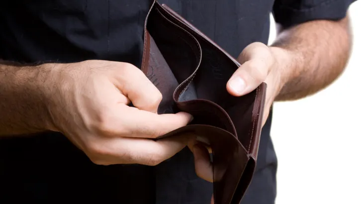 Român agresat în Italia. Bărbatul, snopit în bătaie cu CIOCANUL pentru că şi-a cerut salariul!
