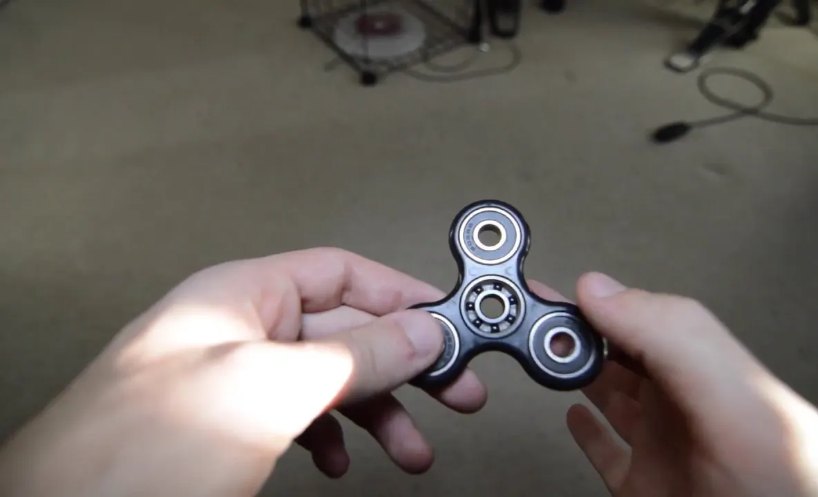 FIDGET SPINNER, jucăria antistres care a bătut recordul de popularitate. Eficientă sau enervantă?