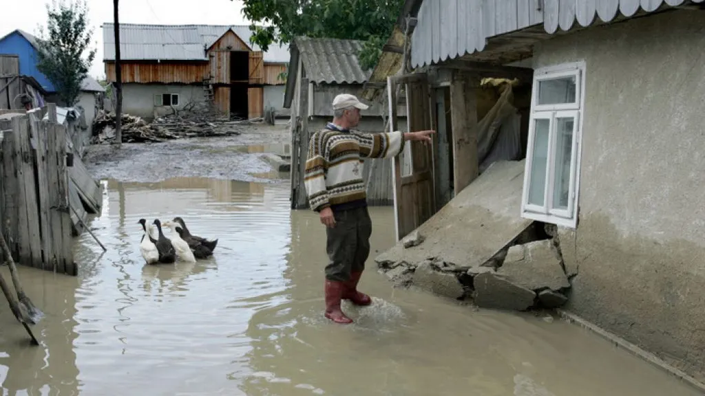 Dezastru după ploi. Zeci de oameni din Vaslui au fost nevoiţi să îşi părăsească gospodăriile