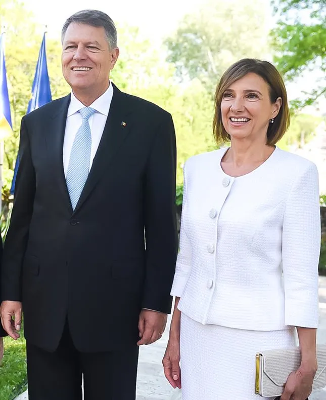 GALERIE FOTO. Recepţia de la Cotroceni, în imagini. Parlamentarii, la rând pentru poze cu Iohannis 
