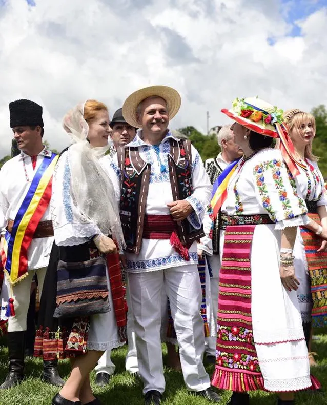 "Vrednic este". Dragnea, în costum de haiduc, lângă 10 000 de oameni în port popular: "O mândrie"