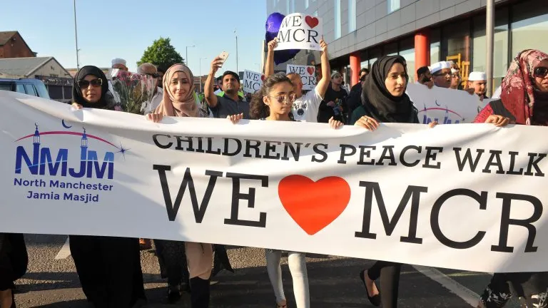 Omagiu tulburător! Sute de copii musulmani pe străzile din Manchester în memoria victimelor