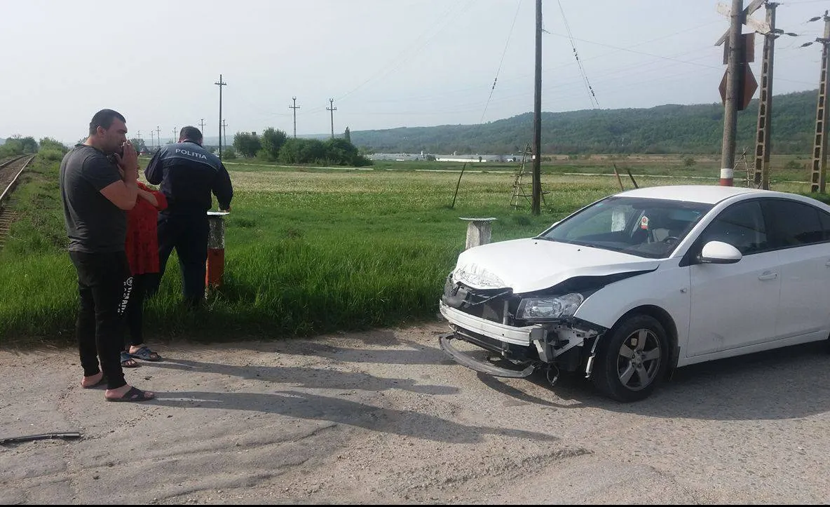 Maşină spulberată de tren, în judeţul Argeş. VIDEO