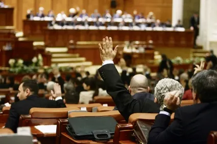 Deputaţii cumpără maşini de un milion de euro. Trei dintre ele, de lux