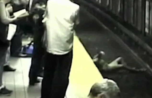 Scenă șocantă. O femeie a fost salvată de pe linia de metrou în ultima clipă.