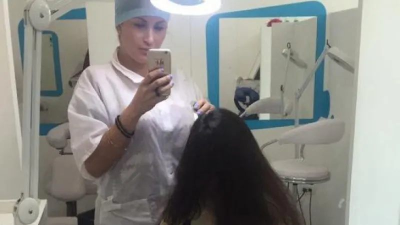 O fetiţă de 8 ani a venit la salon să-şi tundă părul. Când i-a dat părul la o parte, ŞOC! A înlemnit