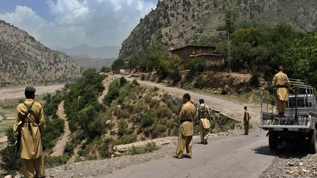 Un militar și mai mulți teroriști și-au pierdut viața într-o ambuscadă în Pakistan