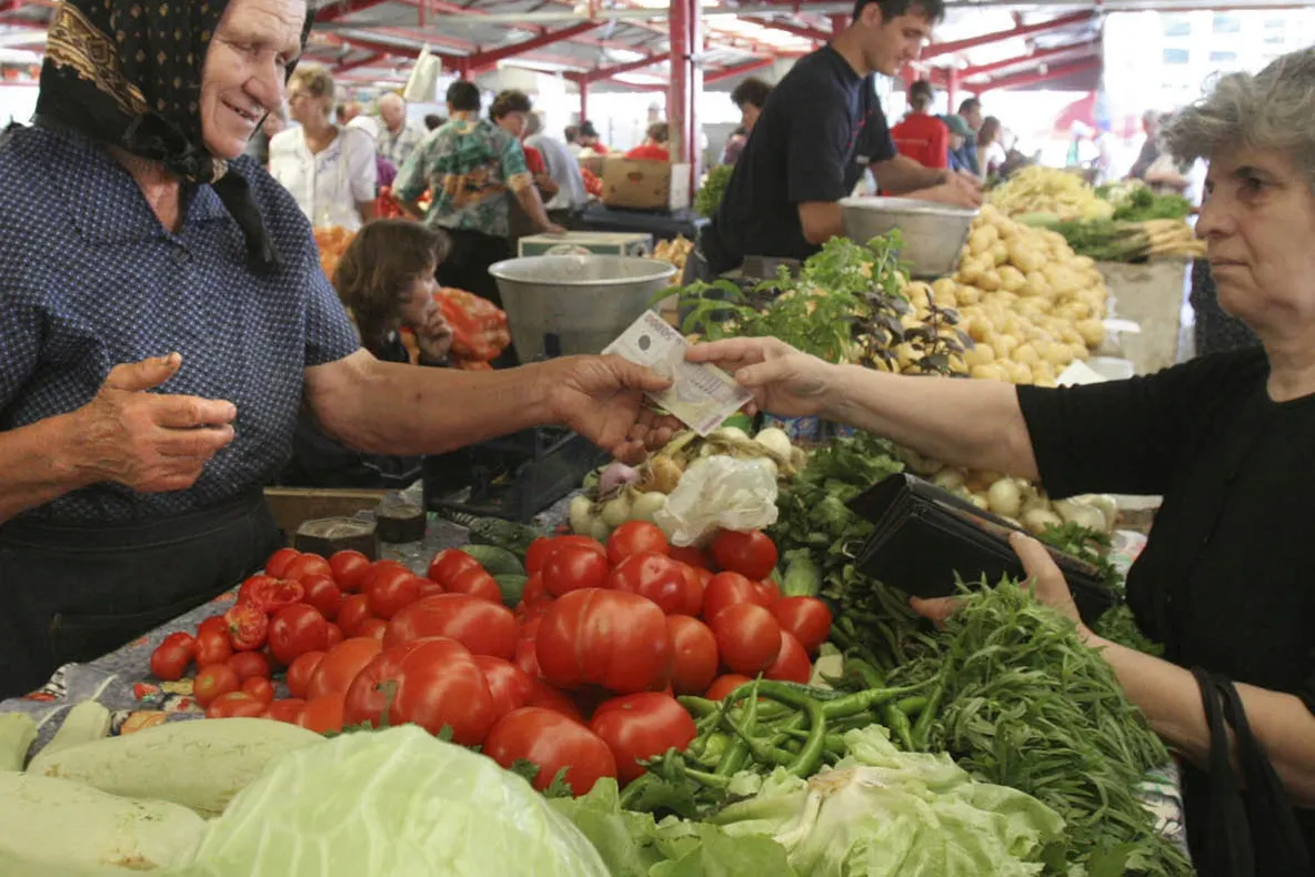 Metoda prin care românii pot fi păcăliţi în piaţă când cumpără legume şi fructe. Mare atenţie!