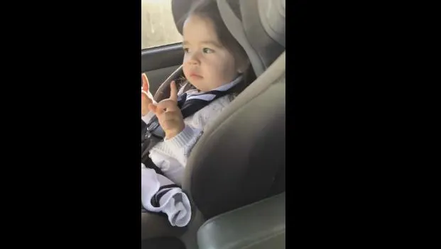 Video viral! Cum reacţionează o fetiţă atunci când aude piesa preferată