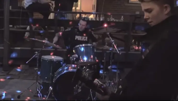 Un polițist voia să oprească un concert zgomotos, dar a urcat pe scenă și... uimitor cum a cântat
