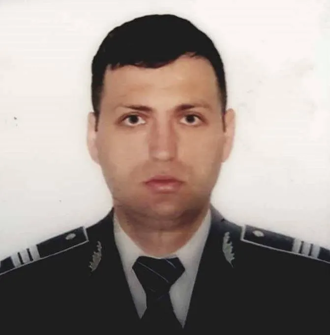 MAI a dezvăluit cine este poliţistul care a ajutat o familie de răţuşte să traverseze strada