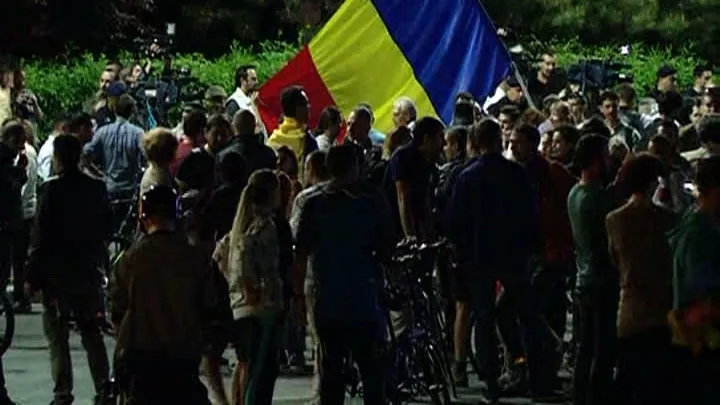 PROTESTE LA GUVERN, după ce senatorii jurişti au decis graţierea CORUPŢILOR. Românii, iar ÎN STRADĂ