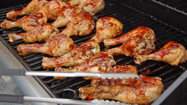 Aşa faci cele mai bune PULPE DE PUI la grătar. Ingredientul secret care dă tot gustul